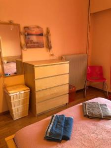 um quarto com uma cama, uma cómoda e um espelho em Boutique Apartment in the Center of Ioannina em Ioannina