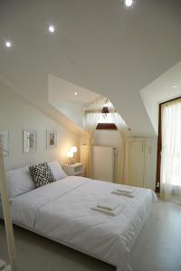 uma grande cama branca num quarto com uma janela em Kaplan Luxury Flat - 3 Bedrooms with air conditioning & heating in the City em Istambul