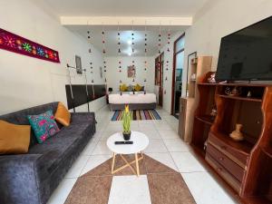 uma sala de estar com um sofá e uma mesa em Cusco Rooms em Cusco
