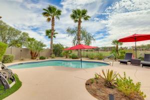 Bazén v ubytování Stunning Maricopa Oasis with Golf Course Views! nebo v jeho okolí