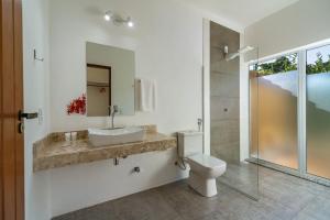 Charm Bahia Suites في ارايال دايودا: حمام مع حوض ومرحاض