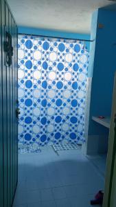 ein Bad mit einer blau-weißen Wand in der Unterkunft Apto Yori: amplio y equipado. in Mérida
