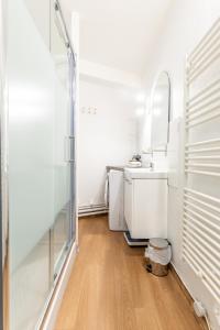 een badkamer met een wastafel en een spiegel bij Astridôme in Châtel-Guyon