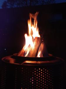 een brand brandt 's nachts in een vuurplaats bij Agroturystyka Leśny Oddech Bory Tucholskie in Bysław