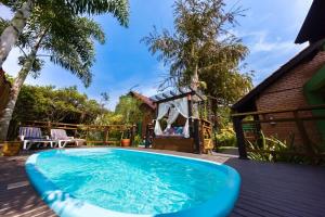 una gran piscina en una terraza de madera en Residencial Caminho das Ondas, en Bombinhas