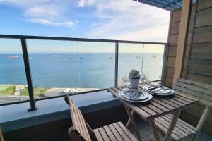 einen Tisch und Stühle auf einem Balkon mit Meerblick in der Unterkunft Ottomare Apartments in Istanbul