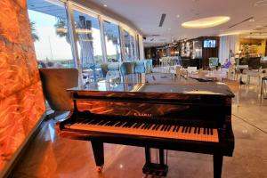 pianino siedzące w pokoju z restauracją w obiekcie Ottomare Apartments w Stambule