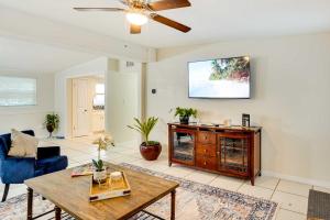 Una sala de estar con ventilador de techo y televisor. en Pet-Friendly Lakeland Escape with Private Pool!, en Lakeland