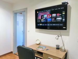Televízia a/alebo spoločenská miestnosť v ubytovaní Cosy room - centre ville - 2 pers