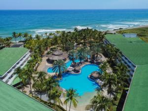 A view of the pool at Sunsol Isla Caribe or nearby