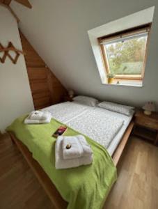 Cama pequeña en habitación con ventana en Ferienwohnungen am Aussendeich en Nordstrand