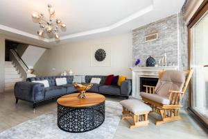 un soggiorno con divano e camino di VIP VILLA IN BEYLIK DUZU WITH SEA VIEW a Beylikdüzü