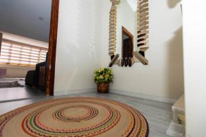 una stanza con un tappeto sul pavimento di VIP VILLA IN BEYLIK DUZU WITH SEA VIEW a Beylikdüzü