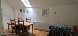 Luxury-Immaculate-Cosy 2-Bed House in Plymouth في بلايموث: غرفة طعام مع طاولة وكراسي خشبية