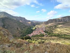 un pueblo en un valle en las montañas en Las Ildas, en Anguiano