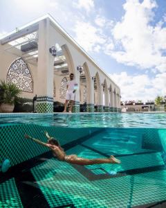 una mujer tumbada en una piscina en Layla Tulum - Adults Only, en Tulum