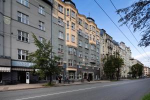 een groot gebouw in een stadsstraat bij Tina's Riga apartments in Rīga