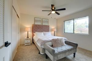 um quarto com uma cama e uma ventoinha de tecto em Modern Sacramento Townhome with Patio! em Sacramento