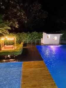 - Vistas nocturnas a la piscina en Hotel Puerto Triunfo en Doradal