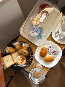 uma mesa coberta com pratos de pão e pastelaria em B&B la casa di Polly em Falconara Marittima