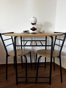 法爾科納拉馬里蒂馬的住宿－B&B la casa di Polly，一张桌子、两把椅子和咖啡壶