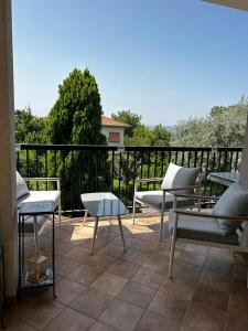 a group of chairs sitting on top of a balcony at B&B la casa di Polly in Falconara Marittima