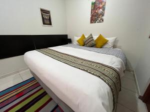 Uma cama ou camas num quarto em Cusco Rooms