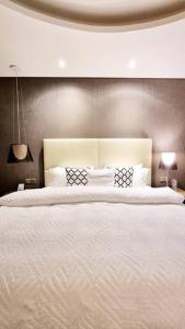 Postel nebo postele na pokoji v ubytování Luxury Paramount Hotel Apt A662