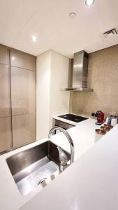 Kuchyň nebo kuchyňský kout v ubytování Luxury Paramount Hotel Apt A662