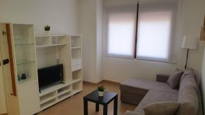 sala de estar con sofá y TV en La Yecla Teruel, en Teruel