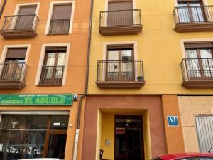 Un edificio con balcones a los lados. en La Yecla Teruel, en Teruel