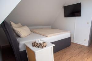 Un pat sau paturi într-o cameră la NB Katharinenviertel Zwei Zimmer Wohnung