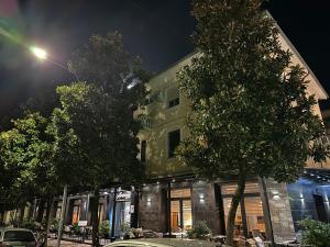 un edificio de noche con árboles delante en Moonlight Apartment, en Shkodër