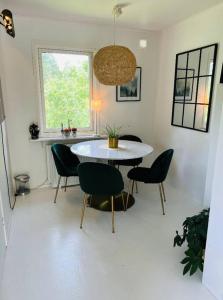 Fotografie z fotogalerie ubytování Fräsch villa med stor tomt & Hästens sängar v destinaci Mölnlycke