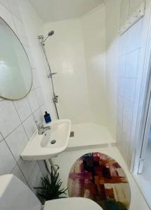 a white bathroom with a sink and a toilet at Fräsch villa med stor tomt & Hästens sängar in Mölnlycke