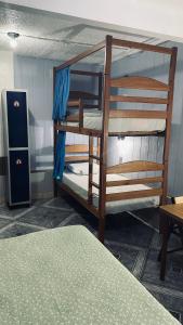 マナウスにあるAldeia Hostelの二段ベッド2台とベッド1台が備わる客室です。