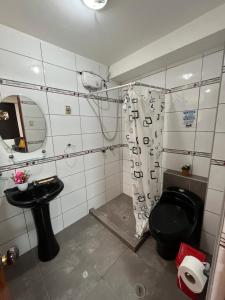 Uma casa de banho em Cusco Rooms