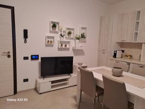 een woonkamer met een eettafel en een televisie bij Da Marco in Budrio