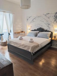 ein Schlafzimmer mit einem großen Bett in einem Zimmer in der Unterkunft Annamaria Rooms in Neapel