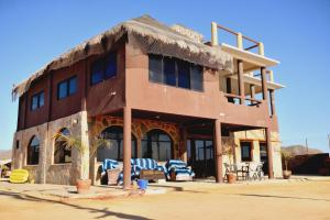 un edificio en medio del desierto en Cerritos Beach Palace Casa Gaia, en El Pescadero