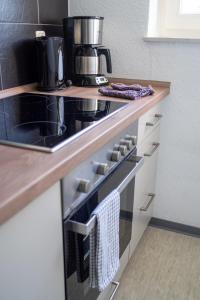 a kitchen with a stove top oven in a kitchen at NB Katharinenviertel Zwei Zimmer Wohnung in Neubrandenburg