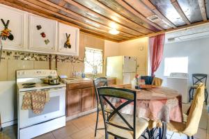 uma cozinha com uma mesa e um fogão em Angleton Home with Smart TVs - 16 Mi to Beaches! em Angleton