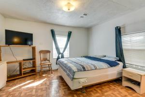 um quarto com uma cama, uma secretária e uma televisão em Angleton Home with Smart TVs - 16 Mi to Beaches! em Angleton