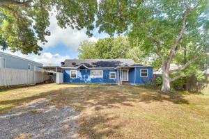 uma casa azul com uma árvore no quintal em Angleton Home with Smart TVs - 16 Mi to Beaches! em Angleton