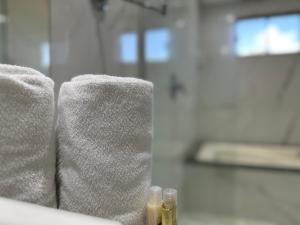 a group of towels sitting in a bathroom at Atrium Confort Hotels in Parauapebas +91 photos