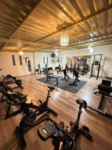 - une salle de sport avec un groupe de vélos d'exercice dans l'établissement Jardines Ambato, à Ambato