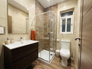 uma casa de banho com um chuveiro, um WC e um lavatório. em Del Mar Apartment! em Żebbuġ
