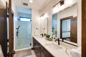 Ένα μπάνιο στο In Granby Ranch Ski Resort Sleek Home with Hot Tub! +20 φωτογραφίες