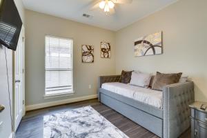 - une chambre avec un canapé et une fenêtre dans l'établissement Canalfront Baton Rouge Home with Patio 6 Mi to LSU!, à Bâton-Rouge