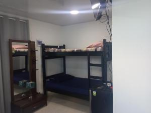 2 łóżka piętrowe w pokoju z lustrem w obiekcie Posada Valerie w mieście Providencia